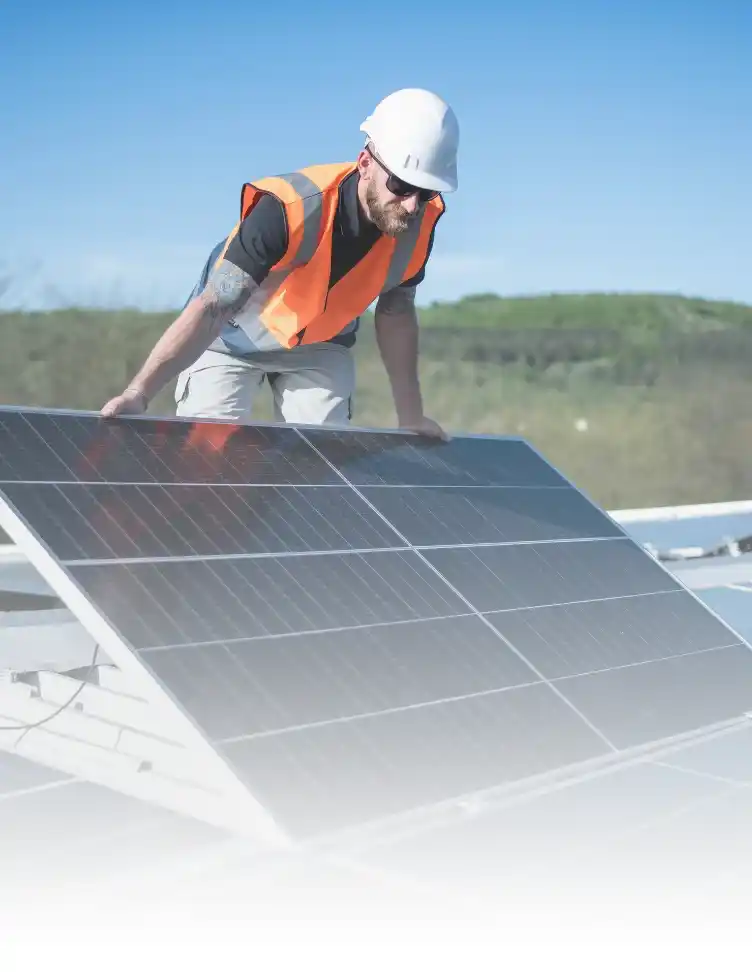 Człowiek montujące panel fotowoltaiczny - Farma fotowoltaiczna w miejscowości Święcany - Zespół Energetyki Odnawialnej