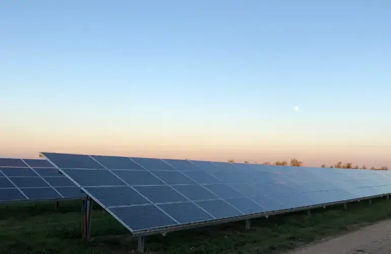 Panele fotowoltaiczne na farmie wydzierżawionej przez Zespół energetyki odnawialnej