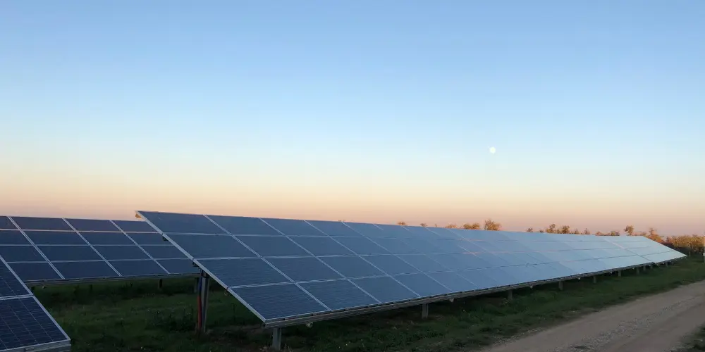 Panele fotowoltaiczne na farmie wydzierżawionej przez Zespół energetyki odnawialnej